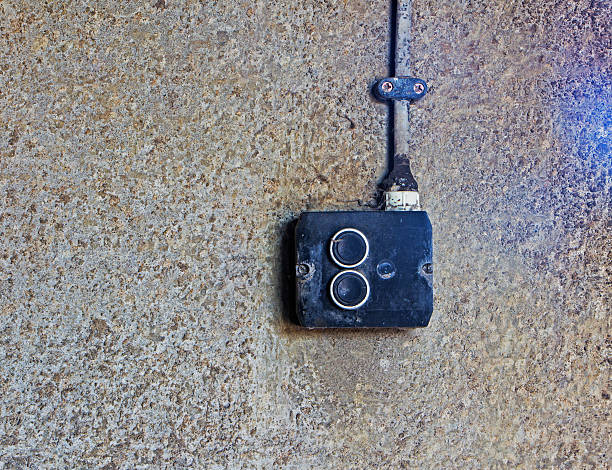 old electric switch on pared de cemento - remote control close up selector gray fotografías e imágenes de stock