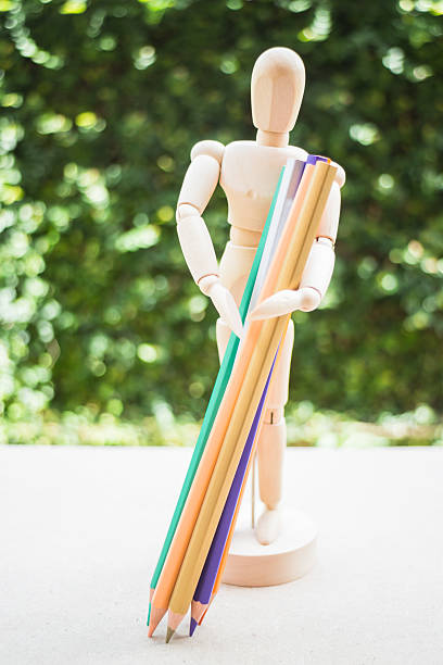 木製 manikin 通電カラー鉛筆のアーティストのワークテーブル - mannequin book education doll ストックフォトと画像