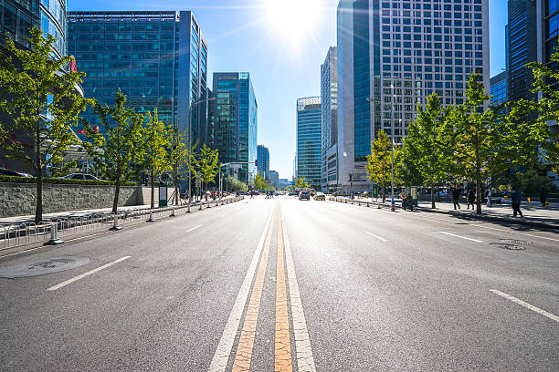 北京の近代的な建物を通る都市道路 - middle of road ストックフォトと画像