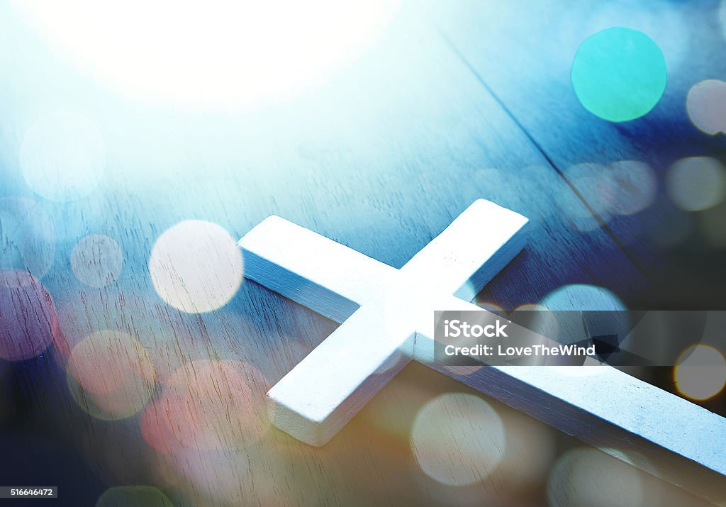 Croix en bois avec fond bokeh - Photo de Croix - Forme libre de droits