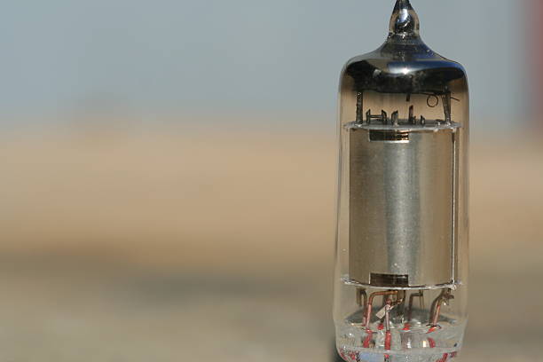 amplificateur de réveil lampe. électronique tube à vide. - vacuum tube old technology retro revival photos et images de collection