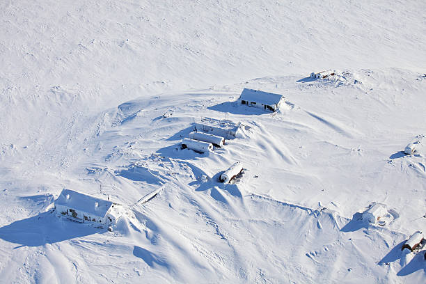 vista aérea de abandonado estación polar - arctic station snow science fotografías e imágenes de stock