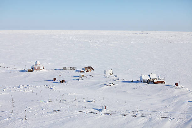 vue aérienne des voies abandonnées de la polaire - arctic station snow science photos et images de collection