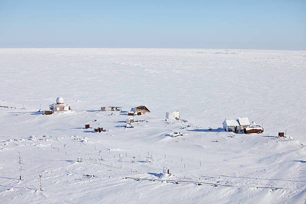 veduta aerea della stazione abbandonato polar - arctic station snow science foto e immagini stock