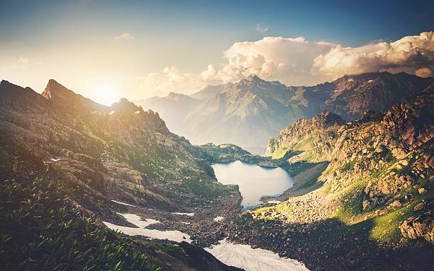 magnifique paysage de lac avec les montagnes rocheuses - caucasus mountains photos et images de collection