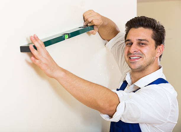 istock Positive specialist making wall plane in new building 516652028