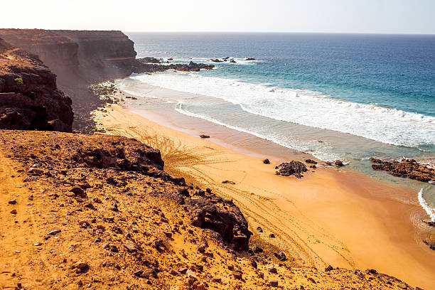 costa de la isla en la isla de fuerteventura cerca de el cotillo aldea - el cotillo fotografías e imágenes de stock