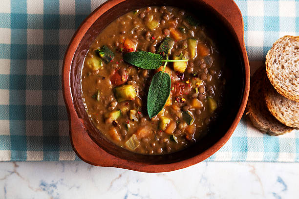 lenticchie croccante zuppa di pane sul tavolo - minestrone foto e immagini stock