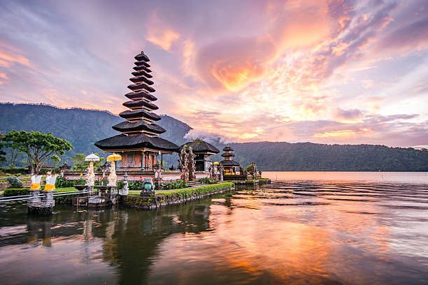 pura ulun danu bratan en bali, indonesia - bali indonesia temple travel fotografías e imágenes de stock