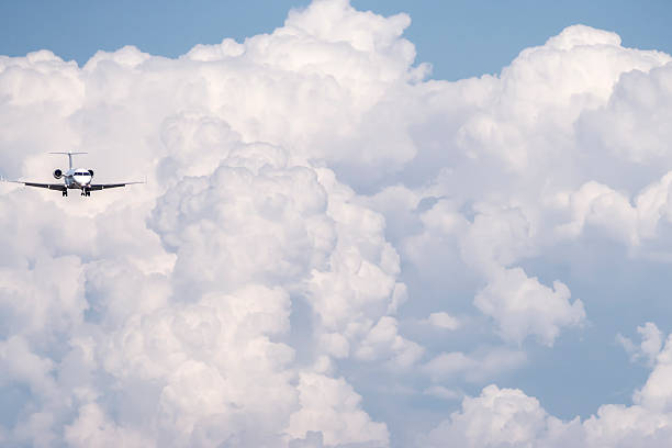 airplane flying y nubes - transoceanic fotografías e imágenes de stock
