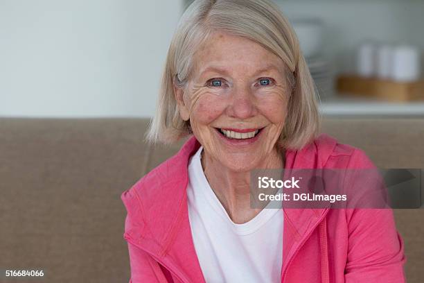 Senior Frau Porträt Stockfoto und mehr Bilder von 70-79 Jahre - 70-79 Jahre, Frauen, Eine Frau allein