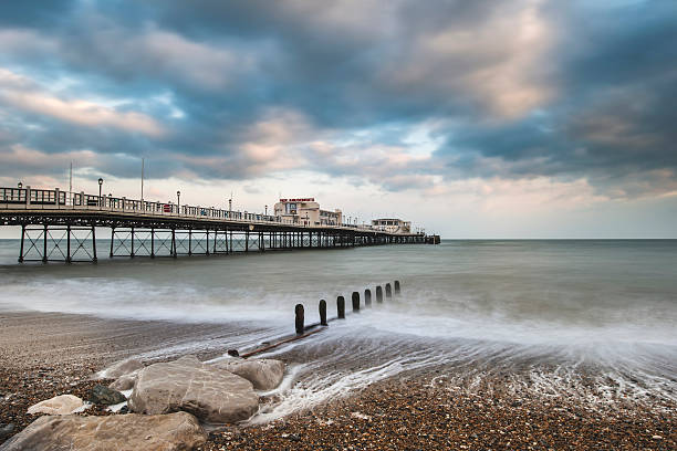 красивый закат пейзаж длинный выдержка изображение пирса на море - worthing стоковые фото и изображения