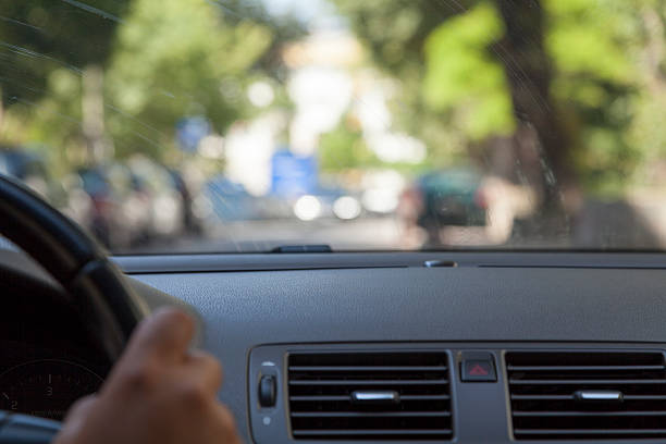 рука на направить колесо и автомобиль приборной панели - learning to drive gauge car piloting стоковые фото и изображения