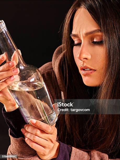 Cô Gái Say Rượu Cầm Chai Vodka Hình ảnh Sẵn có - Tải xuống Hình ...