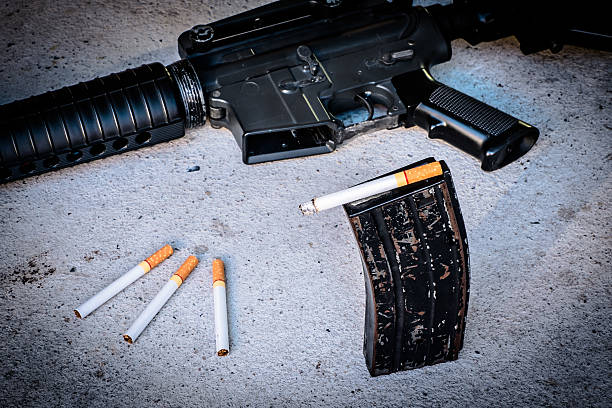 cigarros na revista arma. personalizável tons escuros. - addiction ammunition weapon army imagens e fotografias de stock