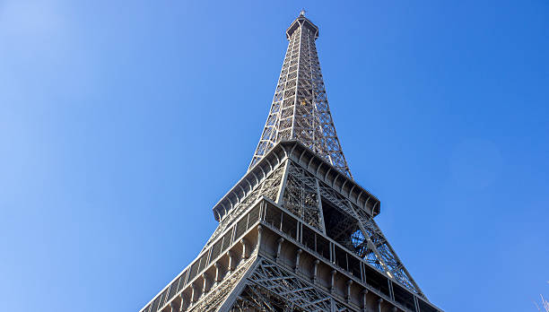 faible vue en angle de la tour eiffel dans le ciel clair - clear sky low angle view eiffel tower paris france photos et images de collection