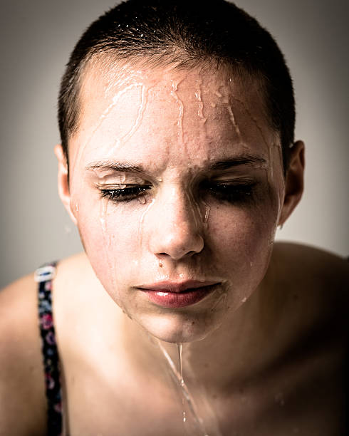 joven adolescente chica con agua de la cara - make up fashion beauty sullen fotografías e imágenes de stock