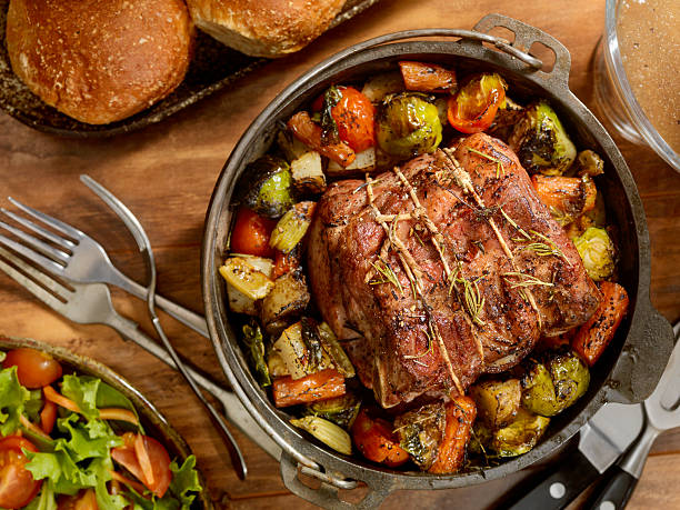asado de carne al horno la cena - roast beef fotografías e imágenes de stock