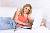 junge-frau-auf-startseite-sofa-mit-laptop-computer-mit-internet.jpg?b=1&s=170x170&k=20&c=bvssx4x7HTs4QWrii2IKj1DCSZUbPxfFETS1RwGm0Ak=