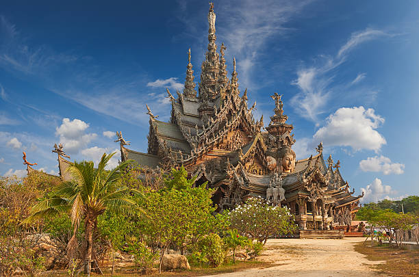 santuário de verdade, pattaya, tailândia. - pattaya imagens e fotografias de stock