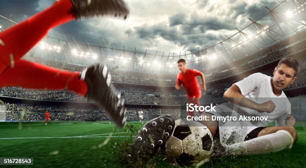 Acción De Fútbol Foto de stock y más banco de imágenes de Fútbol - Fútbol, Entrando - Término deportivo, Pelota de fútbol