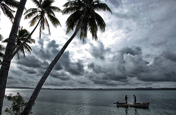 lokalne rybaków w łodzi, ofu island, tonga - vavau islands zdjęcia i obrazy z banku zdjęć