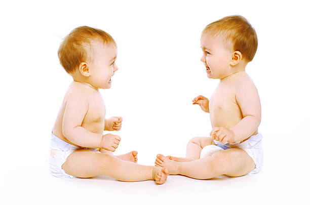 ребенок с двумя односпальными кроватями - twin baby newborn baby girls стоковые фото и изображения