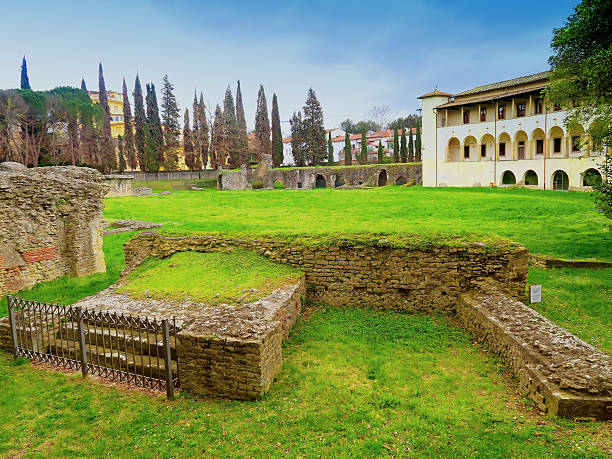 anfiteatro romano e rovine di arezzo, toscana - arezzo foto e immagini stock