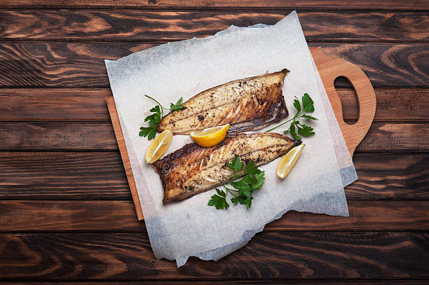 Pesce alla griglia con erbe e limone - foto stock