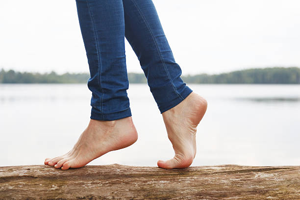 womans pés de andar em um registo - sole of foot imagens e fotografias de stock