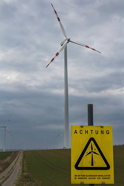 필드 및 풍력 터빈 내 흐린날 아침입니다 - wind turbine austria field yellow 뉴스 사진 이미지