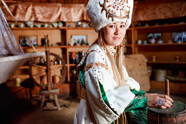 젊은 여성 전통적인 유르트 주거지 - people russia indigenous culture women 뉴스 사진 이미지