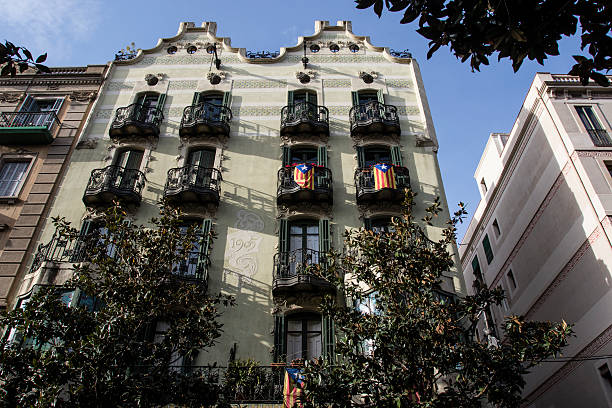 facciata di un edificio modernista appartamento in gracia, barcellona, spagna - gracia foto e immagini stock