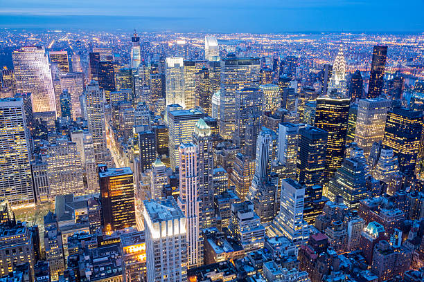 nouveau york ligne d'horizon, manhattan, à vue aérienne de nuit - manhattan photos et images de collection