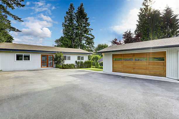 istock Guest house exterior and garage with driveway 516782807