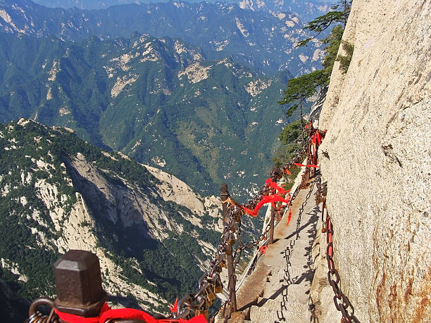 vista de la senda de peligro de monte huashan, china. - huangshan mountains fotografías e imágenes de stock