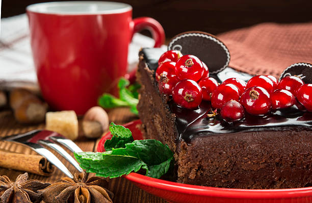pedaço de bolo de chocolate com uma taça - dark chocolate audio imagens e fotografias de stock