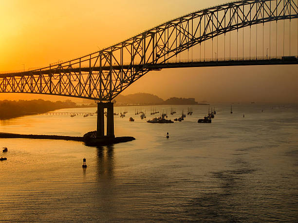 ponte das américas, no crepúsculo da cidade do panamá - panama canal panama global finance container ship imagens e fotografias de stock
