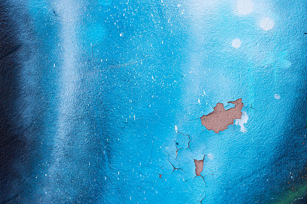 istock Closeup of a peeling and cracked wall 516792724