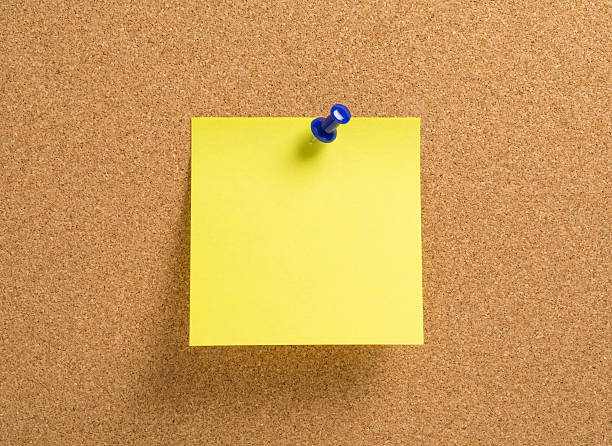 blanco notepaper amarillo - bulletin board office note pad wood fotografías e imágenes de stock