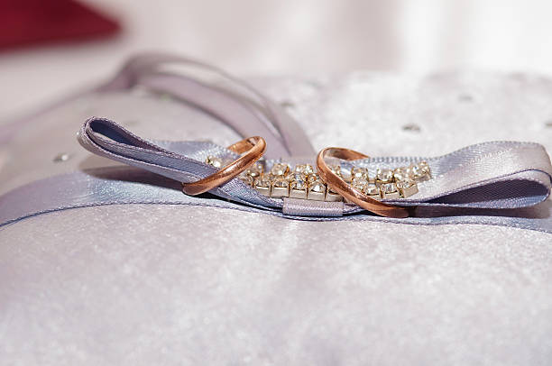 los anillos de boda en almohada raso - necklate fotografías e imágenes de stock