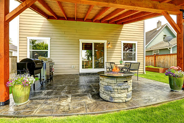 istock Patio area with tile floor and stone trimmed fire pit 516811283