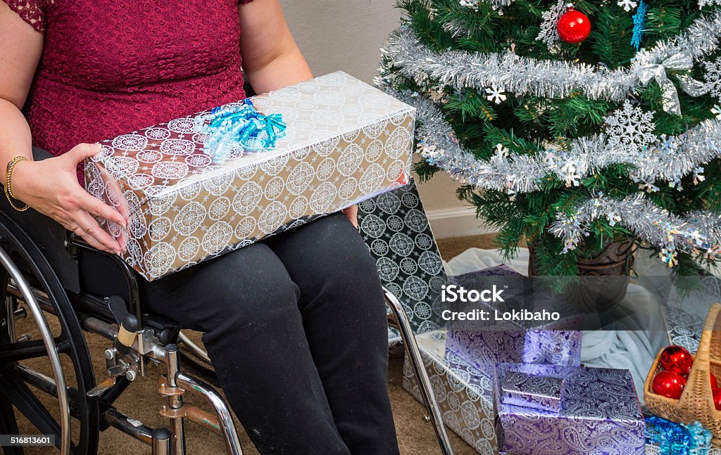 Rollstuhl Weihnachts-Geschenk - Lizenzfrei Auf dem Schoß Stock-Foto