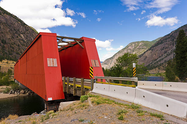 ponte de keremeos vermelho - similkameen river - fotografias e filmes do acervo