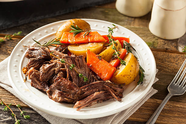 hausgemachte langsam kochmöglichkeit topf roast - gebraten stock-fotos und bilder