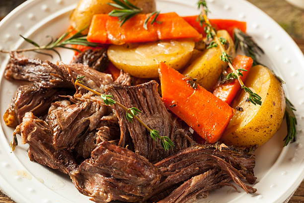 lenta cocina casera asado de carne al horno - pot roast fotografías e imágenes de stock