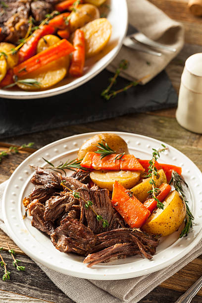 lenta cocina casera asado de carne al horno - pot roast fotografías e imágenes de stock