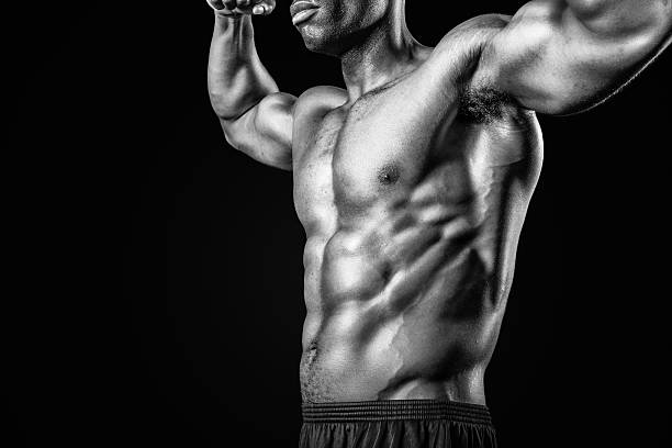afro-americano homem musculoso em preto e branco - human muscle abdominal muscle men exercising - fotografias e filmes do acervo