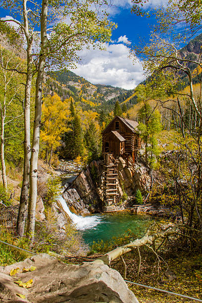 los colores del otoño en el histórico molino de cristal - crystal fotografías e imágenes de stock