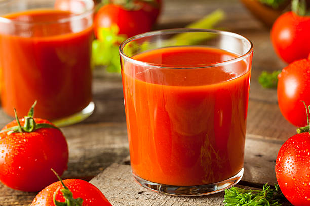 pure bio de jus de tomate - green smoothie vegetable juice fruit photos et images de collection